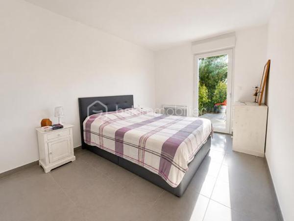 EXCLUSIVITE - RARE dans le secteur !
Dans un environnement vallonné et agréable de Limoux, découvrez cette maison de 2022 d' environ 88 m² avec vue en hauteur dégagée sur la forêt. Elle bénéficie d'un jardin clotu
ré avec portail et parking intérieur.
Dès l'entrée, vous serez séduit par la luminosité de la pièce climatisée. Une très belle cuisine  équipée, un salon intime, des terrasses, 3 chambres, WC, cellier et salle de bain avec douche italienne. DPE A  - TF 1600 €
Un bien confortable, économique, parfait pour une famille, un couple ou des retraités recherchant le calme tout en restant proche des commodités.