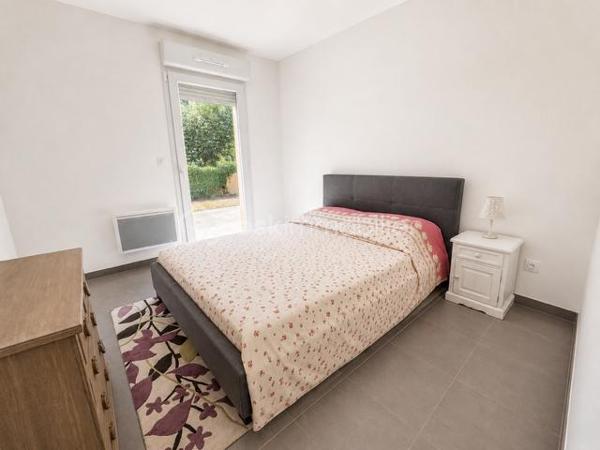 EXCLUSIVITE - RARE dans le secteur !
Dans un environnement vallonné et agréable de Limoux, découvrez cette maison de 2022 d' environ 88 m² avec vue en hauteur dégagée sur la forêt. Elle bénéficie d'un jardin clotu
ré avec portail et parking intérieur.
Dès l'entrée, vous serez séduit par la luminosité de la pièce climatisée. Une très belle cuisine  équipée, un salon intime, des terrasses, 3 chambres, WC, cellier et salle de bain avec douche italienne. DPE A  - TF 1600 €
Un bien confortable, économique, parfait pour une famille, un couple ou des retraités recherchant le calme tout en restant proche des commodités.