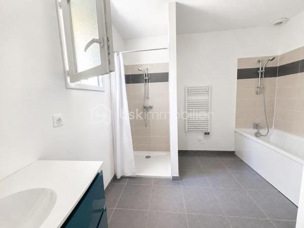 EXCLUSIVITE - RARE dans le secteur !
Dans un environnement vallonné et agréable de Limoux, découvrez cette maison de 2022 d' environ 88 m² avec vue en hauteur dégagée sur la forêt. Elle bénéficie d'un jardin clotu
ré avec portail et parking intérieur.
Dès l'entrée, vous serez séduit par la luminosité de la pièce climatisée. Une très belle cuisine  équipée, un salon intime, des terrasses, 3 chambres, WC, cellier et salle de bain avec douche italienne. DPE A  - TF 1600 €
Un bien confortable, économique, parfait pour une famille, un couple ou des retraités recherchant le calme tout en restant proche des commodités.