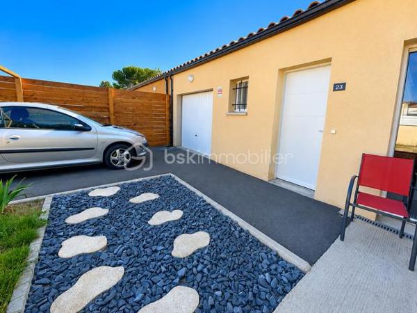 EXCLUSIVITE - RARE dans le secteur !
Dans un environnement vallonné et agréable de Limoux, découvrez cette maison de 2022 d' environ 88 m² avec vue en hauteur dégagée sur la forêt. Elle bénéficie d'un jardin clotu
ré avec portail et parking intérieur.
Dès l'entrée, vous serez séduit par la luminosité de la pièce climatisée. Une très belle cuisine  équipée, un salon intime, des terrasses, 3 chambres, WC, cellier et salle de bain avec douche italienne. DPE A  - TF 1600 €
Un bien confortable, économique, parfait pour une famille, un couple ou des retraités recherchant le calme tout en restant proche des commodités.