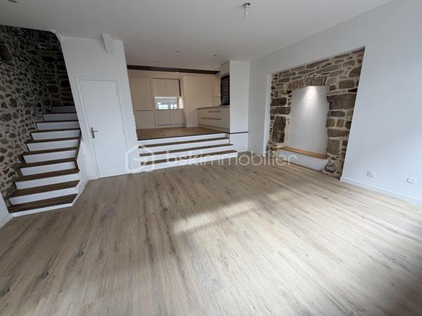 Une exclusivité Sonia Rozwadower - BSK Immobilier : 

Une adresse rare et recherchée au cœur de Vannes.

À seulement quelques pas du port, découvrez cette superbe maison de ville en triplex, d'une surface de 130m2, entièrement rénovée en 2022 avec des prestations de qualité. Un bien de caractère où le charme de l'ancien se marie parfaitement au confort contemporain : pierres apparentes, poutres d'origine, bois noble et matériaux soigneusement sélectionnés.

Baignée de lumière grâce à son exposition plein sud sur les espaces de vie, la maison offre un agréable salon-séjour ouvert sur une salle à manger conviviale. La cuisine, récente et parfaitement équipée, s'intègre harmonieusement à l'ensemble.

Développée sur plusieurs niveaux, elle propose quatre chambres, un bureau, deux salles d'eau dont une avec baignoire balnéo, ainsi qu'un espace parental indépendant offrant calme et intimité.

Les combles ont été aménagés en salle de jeux pour enfants, apportant un espace supplémentaire particulièrement apprécié des familles.

À l'extérieur, un charmant patio intimiste, véritable cocon à l'abri des regards, invite à profiter pleinement des beaux jours. Un espace de stockage privatif complète ce bien, ainsi qu'une possibilité de stationnement à proximité dans un garage fermé.

L'emplacement est tout simplement exceptionnel : commerces, restaurants, marché, écoles et port accessibles à pied en quelques minutes.

Aucun travaux à prévoir. Une maison clé en main, chaleureuse et élégante, dans l'un des secteurs les plus prisés de Vannes.

Un bien rare sur le marché! N'hésitez pas à me contacter pour une visite!