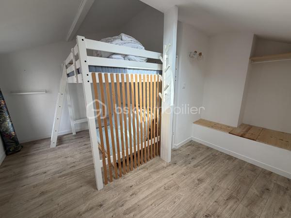 Une exclusivité Sonia Rozwadower - BSK Immobilier : 

Une adresse rare et recherchée au cœur de Vannes.

À seulement quelques pas du port, découvrez cette superbe maison de ville en triplex, d'une surface de 130m2, entièrement rénovée en 2022 avec des prestations de qualité. Un bien de caractère où le charme de l'ancien se marie parfaitement au confort contemporain : pierres apparentes, poutres d'origine, bois noble et matériaux soigneusement sélectionnés.

Baignée de lumière grâce à son exposition plein sud sur les espaces de vie, la maison offre un agréable salon-séjour ouvert sur une salle à manger conviviale. La cuisine, récente et parfaitement équipée, s'intègre harmonieusement à l'ensemble.

Développée sur plusieurs niveaux, elle propose quatre chambres, un bureau, deux salles d'eau dont une avec baignoire balnéo, ainsi qu'un espace parental indépendant offrant calme et intimité.

Les combles ont été aménagés en salle de jeux pour enfants, apportant un espace supplémentaire particulièrement apprécié des familles.

À l'extérieur, un charmant patio intimiste, véritable cocon à l'abri des regards, invite à profiter pleinement des beaux jours. Un espace de stockage privatif complète ce bien, ainsi qu'une possibilité de stationnement à proximité dans un garage fermé.

L'emplacement est tout simplement exceptionnel : commerces, restaurants, marché, écoles et port accessibles à pied en quelques minutes.

Aucun travaux à prévoir. Une maison clé en main, chaleureuse et élégante, dans l'un des secteurs les plus prisés de Vannes.

Un bien rare sur le marché! N'hésitez pas à me contacter pour une visite!