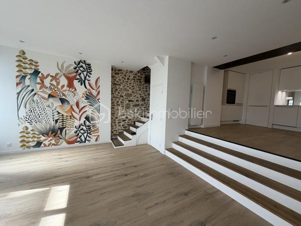 Une exclusivité Sonia Rozwadower - BSK Immobilier : 

Une adresse rare et recherchée au cœur de Vannes.

À seulement quelques pas du port, découvrez cette superbe maison de ville en triplex, d'une surface de 130m2, entièrement rénovée en 2022 avec des prestations de qualité. Un bien de caractère où le charme de l'ancien se marie parfaitement au confort contemporain : pierres apparentes, poutres d'origine, bois noble et matériaux soigneusement sélectionnés.

Baignée de lumière grâce à son exposition plein sud sur les espaces de vie, la maison offre un agréable salon-séjour ouvert sur une salle à manger conviviale. La cuisine, récente et parfaitement équipée, s'intègre harmonieusement à l'ensemble.

Développée sur plusieurs niveaux, elle propose quatre chambres, un bureau, deux salles d'eau dont une avec baignoire balnéo, ainsi qu'un espace parental indépendant offrant calme et intimité.

Les combles ont été aménagés en salle de jeux pour enfants, apportant un espace supplémentaire particulièrement apprécié des familles.

À l'extérieur, un charmant patio intimiste, véritable cocon à l'abri des regards, invite à profiter pleinement des beaux jours. Un espace de stockage privatif complète ce bien, ainsi qu'une possibilité de stationnement à proximité dans un garage fermé.

L'emplacement est tout simplement exceptionnel : commerces, restaurants, marché, écoles et port accessibles à pied en quelques minutes.

Aucun travaux à prévoir. Une maison clé en main, chaleureuse et élégante, dans l'un des secteurs les plus prisés de Vannes.

Un bien rare sur le marché! N'hésitez pas à me contacter pour une visite!