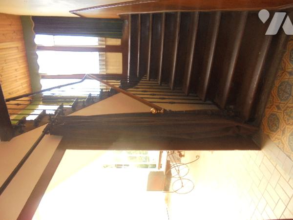 Maison de ville située à 2 pas du centre-ville, avec jardin attenant entièrement clos sur l'arrière