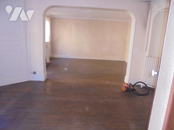 Maison de ville située à 2 pas du centre-ville, avec jardin attenant entièrement clos sur l'arrière