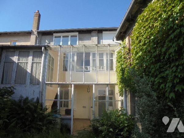 Maison de ville située à 2 pas du centre-ville, avec jardin attenant entièrement clos sur l'arrière