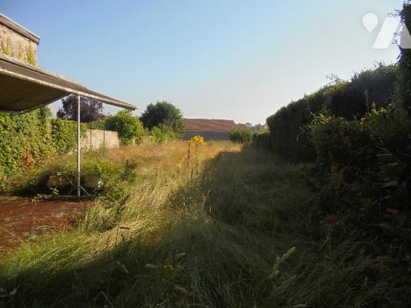 Maison de ville située à 2 pas du centre-ville, avec jardin attenant entièrement clos sur l'arrière