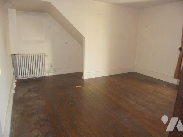 Maison de ville située à 2 pas du centre-ville, avec jardin attenant entièrement clos sur l'arrière