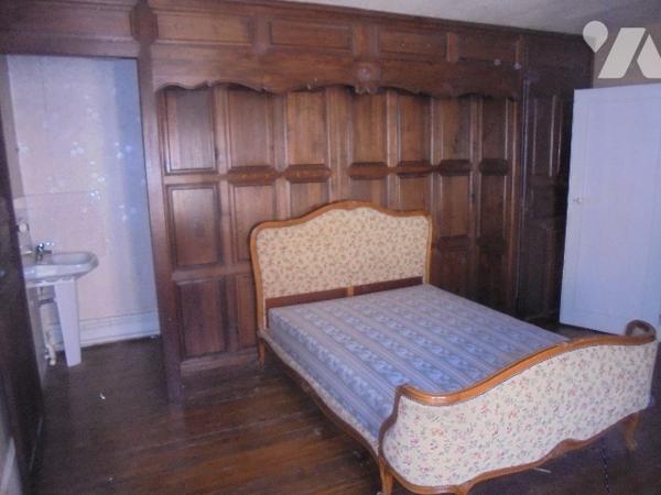 Maison de ville située à 2 pas du centre-ville, avec jardin attenant entièrement clos sur l'arrière