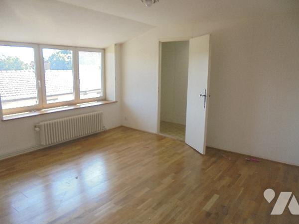 Maison de ville située à 2 pas du centre-ville, avec jardin attenant entièrement clos sur l'arrière