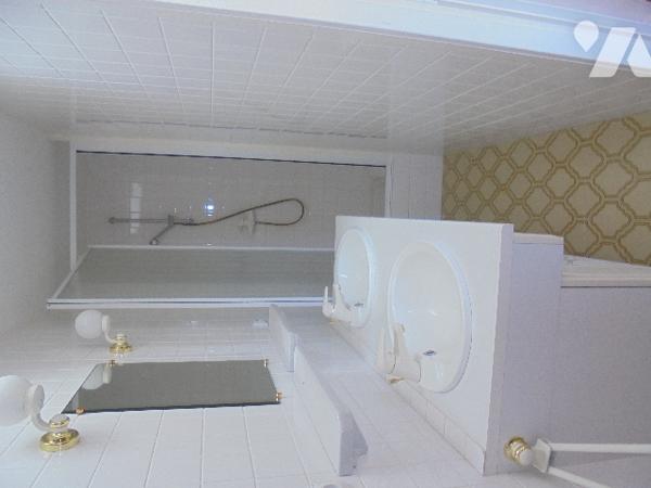 Maison de ville située à 2 pas du centre-ville, avec jardin attenant entièrement clos sur l'arrière