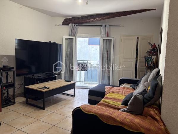 A seulement 25 minutes de Perpignan, Bouleternère village situé entre mer et montagne, connu pour son calme et son confort.
 Découvrez cet appartement de 66m² niché au dernier étage d'un immeuble de charme en copropriété.
 Situé au cœur de la ville, il offre un accès facile aux commodités urbaines tout en bénéficiant d'une luminosité exceptionnelle. 
Ce bien dispose de cinq pièces généreusement agencées, le séjour d'une superficie de 24m2, une cuisine équipée et fonctionnelle, deux chambres avec placard de rangement chacune ainsi que la salle de bain et le WC séparé pour un meilleur confort. 
Celui ci est en bon état général, une petite cave au rez-de-chaussée vient compléter le tout. 
Il représente une vraie opportunité aussi bien pour y vivre que pour un investissement locatif. 
 Contactez Nicolas MOURRUT pour plus de détails. Pas en copropriété ni en procédure, cet appartement est prêt à accueillir ses nouveaux propriétaires en toute sérénité.