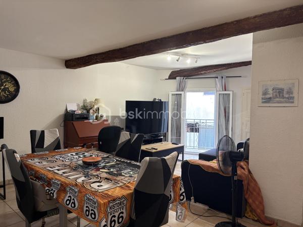 A seulement 25 minutes de Perpignan, Bouleternère village situé entre mer et montagne, connu pour son calme et son confort.
 Découvrez cet appartement de 66m² niché au dernier étage d'un immeuble de charme en copropriété.
 Situé au cœur de la ville, il offre un accès facile aux commodités urbaines tout en bénéficiant d'une luminosité exceptionnelle. 
Ce bien dispose de cinq pièces généreusement agencées, le séjour d'une superficie de 24m2, une cuisine équipée et fonctionnelle, deux chambres avec placard de rangement chacune ainsi que la salle de bain et le WC séparé pour un meilleur confort. 
Celui ci est en bon état général, une petite cave au rez-de-chaussée vient compléter le tout. 
Il représente une vraie opportunité aussi bien pour y vivre que pour un investissement locatif. 
 Contactez Nicolas MOURRUT pour plus de détails. Pas en copropriété ni en procédure, cet appartement est prêt à accueillir ses nouveaux propriétaires en toute sérénité.