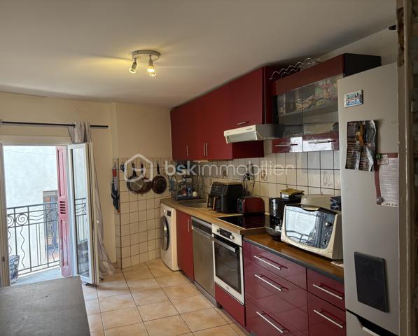 A seulement 25 minutes de Perpignan, Bouleternère village situé entre mer et montagne, connu pour son calme et son confort.
 Découvrez cet appartement de 66m² niché au dernier étage d'un immeuble de charme en copropriété.
 Situé au cœur de la ville, il offre un accès facile aux commodités urbaines tout en bénéficiant d'une luminosité exceptionnelle. 
Ce bien dispose de cinq pièces généreusement agencées, le séjour d'une superficie de 24m2, une cuisine équipée et fonctionnelle, deux chambres avec placard de rangement chacune ainsi que la salle de bain et le WC séparé pour un meilleur confort. 
Celui ci est en bon état général, une petite cave au rez-de-chaussée vient compléter le tout. 
Il représente une vraie opportunité aussi bien pour y vivre que pour un investissement locatif. 
 Contactez Nicolas MOURRUT pour plus de détails. Pas en copropriété ni en procédure, cet appartement est prêt à accueillir ses nouveaux propriétaires en toute sérénité.