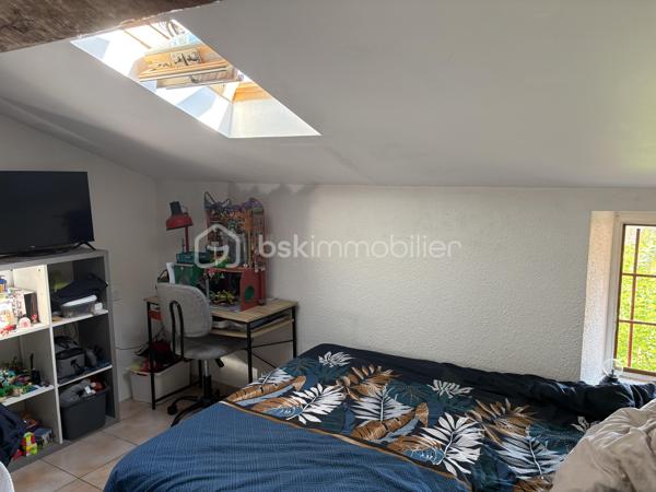 A seulement 25 minutes de Perpignan, Bouleternère village situé entre mer et montagne, connu pour son calme et son confort.
 Découvrez cet appartement de 66m² niché au dernier étage d'un immeuble de charme en copropriété.
 Situé au cœur de la ville, il offre un accès facile aux commodités urbaines tout en bénéficiant d'une luminosité exceptionnelle. 
Ce bien dispose de cinq pièces généreusement agencées, le séjour d'une superficie de 24m2, une cuisine équipée et fonctionnelle, deux chambres avec placard de rangement chacune ainsi que la salle de bain et le WC séparé pour un meilleur confort. 
Celui ci est en bon état général, une petite cave au rez-de-chaussée vient compléter le tout. 
Il représente une vraie opportunité aussi bien pour y vivre que pour un investissement locatif. 
 Contactez Nicolas MOURRUT pour plus de détails. Pas en copropriété ni en procédure, cet appartement est prêt à accueillir ses nouveaux propriétaires en toute sérénité.