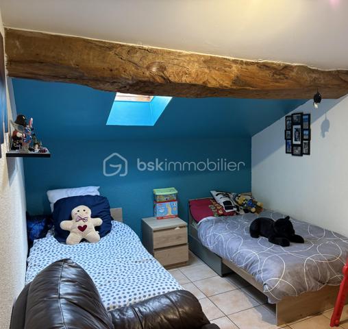 A seulement 25 minutes de Perpignan, Bouleternère village situé entre mer et montagne, connu pour son calme et son confort.
 Découvrez cet appartement de 66m² niché au dernier étage d'un immeuble de charme en copropriété.
 Situé au cœur de la ville, il offre un accès facile aux commodités urbaines tout en bénéficiant d'une luminosité exceptionnelle. 
Ce bien dispose de cinq pièces généreusement agencées, le séjour d'une superficie de 24m2, une cuisine équipée et fonctionnelle, deux chambres avec placard de rangement chacune ainsi que la salle de bain et le WC séparé pour un meilleur confort. 
Celui ci est en bon état général, une petite cave au rez-de-chaussée vient compléter le tout. 
Il représente une vraie opportunité aussi bien pour y vivre que pour un investissement locatif. 
 Contactez Nicolas MOURRUT pour plus de détails. Pas en copropriété ni en procédure, cet appartement est prêt à accueillir ses nouveaux propriétaires en toute sérénité.