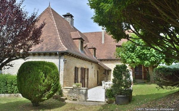 Maison à vendre    5 pièces •  Salignac-Eyvigues