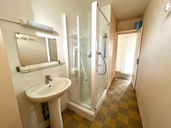 Appartement T4 à rénover avec cave et garage à la Banane