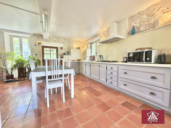 Maison en pierre avec garage, piscine et jardin. Penne-d'Agenais (47140)