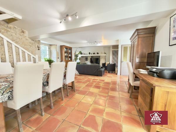 Maison en pierre avec garage, piscine et jardin. Penne-d'Agenais (47140)