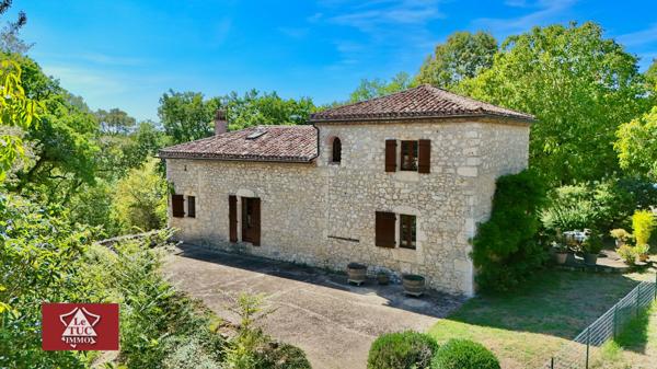 Maison en pierre avec garage, piscine et jardin. Penne-d'Agenais (47140)