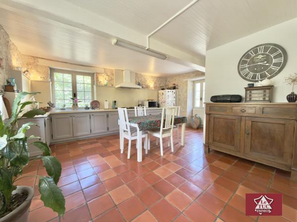 Maison en pierre avec garage, piscine et jardin. Penne-d'Agenais (47140)