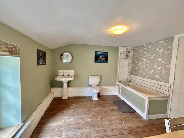 Maison de 3 chambres, et appartement au dernier niveau, salon, cuisine, jardin coeur de ville de Civray