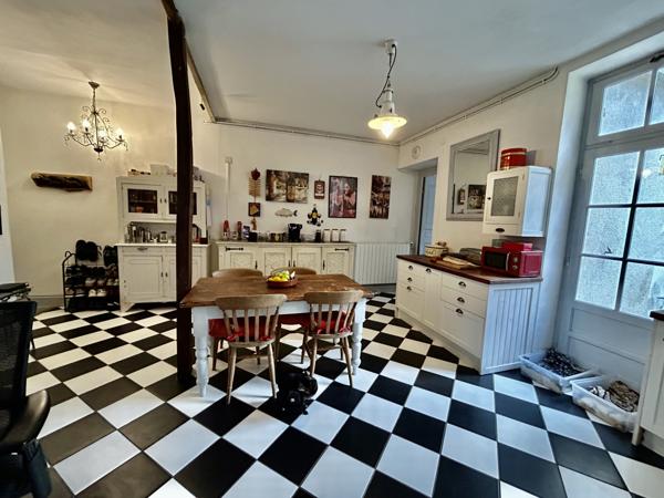 Maison de 3 chambres, et appartement au dernier niveau, salon, cuisine, jardin coeur de ville de Civray