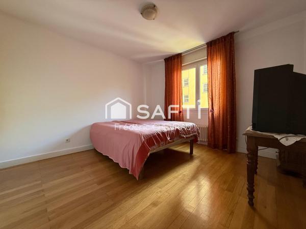 Vivez le charme du centre-ville de Mâcon dans ce T3 lumineux alliant confort, praticité et modernité