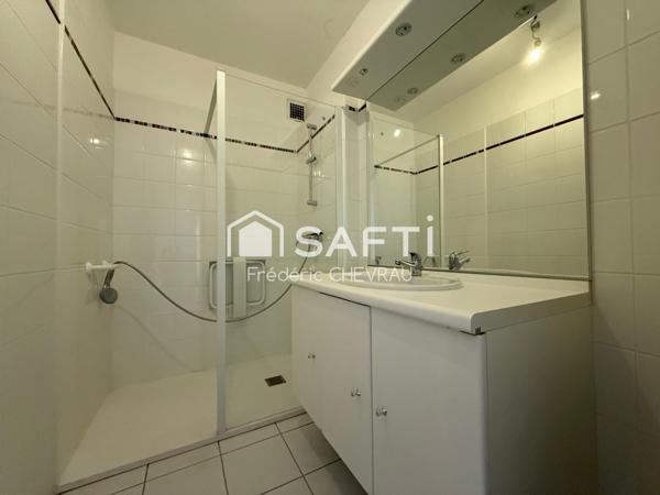 Vivez le charme du centre-ville de Mâcon dans ce T3 lumineux alliant confort, praticité et modernité