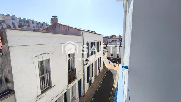 Aux pieds des commerces et de la plage