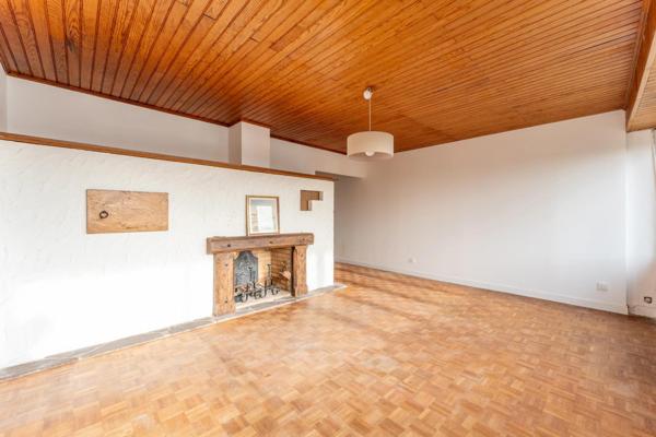 maison situé sur la commune de Baurech avec 2  chambres ainsi que son bureau et ses deux garage et belle vue sur la Garonne
