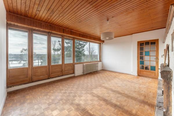 maison situé sur la commune de Baurech avec 2  chambres ainsi que son bureau et ses deux garage et belle vue sur la Garonne