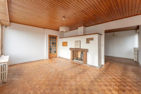 maison situé sur la commune de Baurech avec 2  chambres ainsi que son bureau et ses deux garage et belle vue sur la Garonne