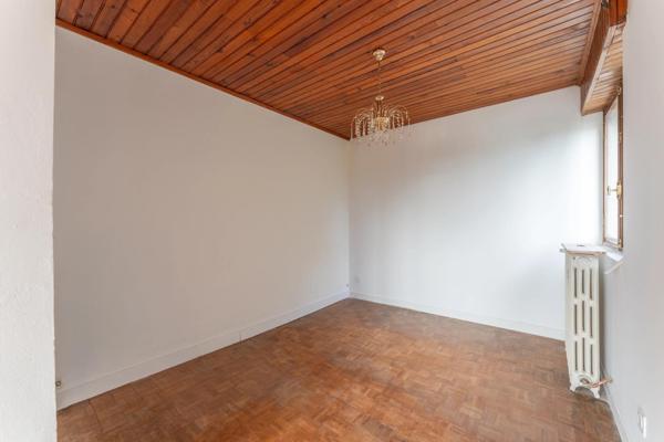 maison situé sur la commune de Baurech avec 2  chambres ainsi que son bureau et ses deux garage et belle vue sur la Garonne