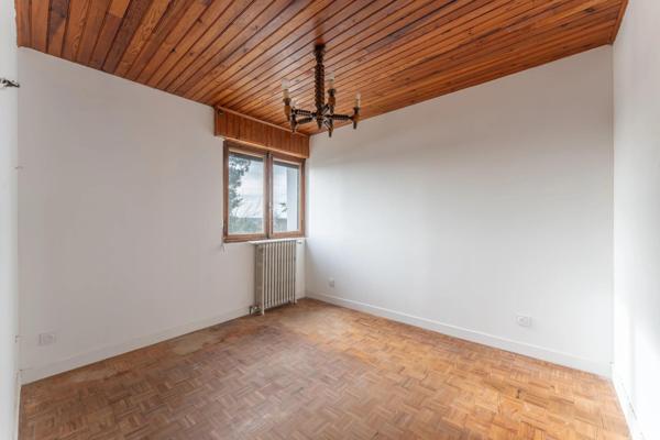 maison situé sur la commune de Baurech avec 2  chambres ainsi que son bureau et ses deux garage et belle vue sur la Garonne