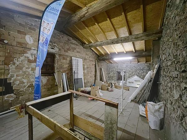 LIVRON SUR DROME, immeuble de rapport, commerce, appartement et surface a aménager, bonne rentabilité.