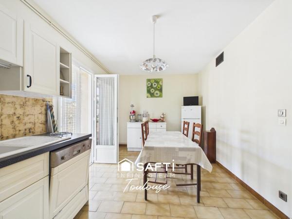 Maison familiale de plain-pied avec 4 chambres, grand garage et  jardin