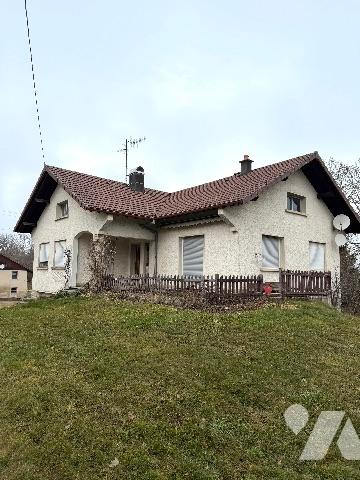 A MAICHE, maison des années 70 d'une surface d'environ 154 m² habitable et un grand terrain.