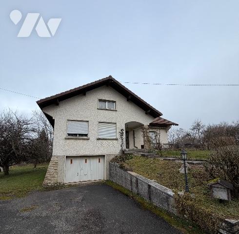 A MAICHE, maison des années 70 d'une surface d'environ 154 m² habitable et un grand terrain.