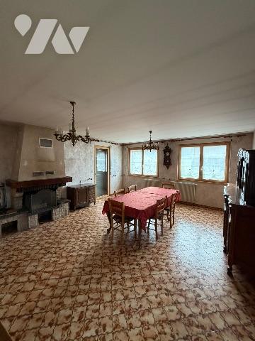 A MAICHE, maison des années 70 d'une surface d'environ 154 m² habitable et un grand terrain.