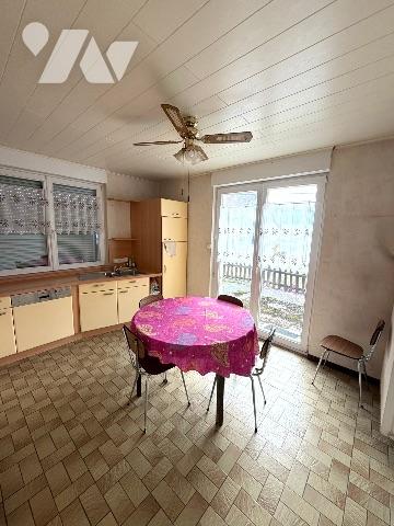 A MAICHE, maison des années 70 d'une surface d'environ 154 m² habitable et un grand terrain.