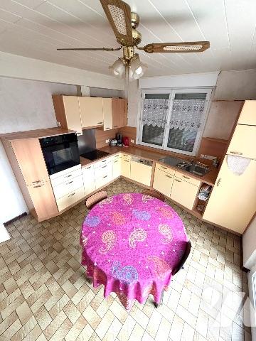 A MAICHE, maison des années 70 d'une surface d'environ 154 m² habitable et un grand terrain.