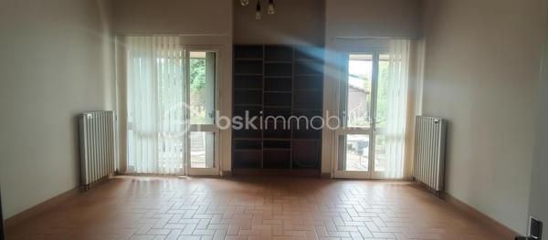 Voici une maison qui ne fait pas semblant : elle a du potentiel, du répondant, et elle attend quelqu’un qui n’a pas peur d’appuyer sur l’accélérateur. La cuisine s’ouvre sur le salon via une double porte battante en bois qui donne tout de suite le tempo : ici, on passe d’un espace à l’autre sans chichi, avec du mouvement et de la vie. Le salon est lumineux, le séjour modulable peut devenir une 3ᵉ chambre de 12 m², les deux chambres de 9 m² chacune, sont prêtes à être réinventées, le dressing reste un gros "atout séduction", et le garage complètent le tableau, la véranda tournée vers le jardin ajoute ce petit côté “bonus” qu’on adore. Le jardin clos, lui, n’attend que vos projets.

Oui, il y a du rafraîchissement à prévoir et les huisseries sont à changer. Mais la maison a déjà fait le plus dur : toiture neuve en bac acier et ardoises, isolation des rampants et combles refaite en 2024 (facture à l'appui), une base solide, saine, prête à encaisser vos envies sans broncher.

À 4–6 min des commerces, 8 min du centre commercial de Vineuil, 5–7 min à pied des lignes de bus Azalys, cette maison coche les cases essentielles sans jamais tomber dans le banal. C’est un bien qui a du caractère, qui a de l’énergie, qui ne demande qu’à être réveillé par quelqu’un qui aime les maisons avec une vraie personnalité.

Une maison qui ne cherche pas à plaire à tout le monde — seulement à ceux qui savent reconnaître une opportunité avec du punch.
Si cette maison éveille votre curiosité, contactez Blandine ALLOUIN au 06 73 33 04 75.