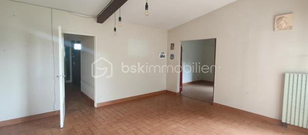 Voici une maison qui ne fait pas semblant : elle a du potentiel, du répondant, et elle attend quelqu’un qui n’a pas peur d’appuyer sur l’accélérateur. La cuisine s’ouvre sur le salon via une double porte battante en bois qui donne tout de suite le tempo : ici, on passe d’un espace à l’autre sans chichi, avec du mouvement et de la vie. Le salon est lumineux, le séjour modulable peut devenir une 3ᵉ chambre de 12 m², les deux chambres de 9 m² chacune, sont prêtes à être réinventées, le dressing reste un gros "atout séduction", et le garage complètent le tableau, la véranda tournée vers le jardin ajoute ce petit côté “bonus” qu’on adore. Le jardin clos, lui, n’attend que vos projets.

Oui, il y a du rafraîchissement à prévoir et les huisseries sont à changer. Mais la maison a déjà fait le plus dur : toiture neuve en bac acier et ardoises, isolation des rampants et combles refaite en 2024 (facture à l'appui), une base solide, saine, prête à encaisser vos envies sans broncher.

À 4–6 min des commerces, 8 min du centre commercial de Vineuil, 5–7 min à pied des lignes de bus Azalys, cette maison coche les cases essentielles sans jamais tomber dans le banal. C’est un bien qui a du caractère, qui a de l’énergie, qui ne demande qu’à être réveillé par quelqu’un qui aime les maisons avec une vraie personnalité.

Une maison qui ne cherche pas à plaire à tout le monde — seulement à ceux qui savent reconnaître une opportunité avec du punch.
Si cette maison éveille votre curiosité, contactez Blandine ALLOUIN au 06 73 33 04 75.