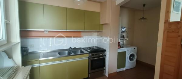 Voici une maison qui ne fait pas semblant : elle a du potentiel, du répondant, et elle attend quelqu’un qui n’a pas peur d’appuyer sur l’accélérateur. La cuisine s’ouvre sur le salon via une double porte battante en bois qui donne tout de suite le tempo : ici, on passe d’un espace à l’autre sans chichi, avec du mouvement et de la vie. Le salon est lumineux, le séjour modulable peut devenir une 3ᵉ chambre de 12 m², les deux chambres de 9 m² chacune, sont prêtes à être réinventées, le dressing reste un gros "atout séduction", et le garage complètent le tableau, la véranda tournée vers le jardin ajoute ce petit côté “bonus” qu’on adore. Le jardin clos, lui, n’attend que vos projets.

Oui, il y a du rafraîchissement à prévoir et les huisseries sont à changer. Mais la maison a déjà fait le plus dur : toiture neuve en bac acier et ardoises, isolation des rampants et combles refaite en 2024 (facture à l'appui), une base solide, saine, prête à encaisser vos envies sans broncher.

À 4–6 min des commerces, 8 min du centre commercial de Vineuil, 5–7 min à pied des lignes de bus Azalys, cette maison coche les cases essentielles sans jamais tomber dans le banal. C’est un bien qui a du caractère, qui a de l’énergie, qui ne demande qu’à être réveillé par quelqu’un qui aime les maisons avec une vraie personnalité.

Une maison qui ne cherche pas à plaire à tout le monde — seulement à ceux qui savent reconnaître une opportunité avec du punch.
Si cette maison éveille votre curiosité, contactez Blandine ALLOUIN au 06 73 33 04 75.