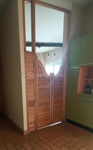 Voici une maison qui ne fait pas semblant : elle a du potentiel, du répondant, et elle attend quelqu’un qui n’a pas peur d’appuyer sur l’accélérateur. La cuisine s’ouvre sur le salon via une double porte battante en bois qui donne tout de suite le tempo : ici, on passe d’un espace à l’autre sans chichi, avec du mouvement et de la vie. Le salon est lumineux, le séjour modulable peut devenir une 3ᵉ chambre de 12 m², les deux chambres de 9 m² chacune, sont prêtes à être réinventées, le dressing reste un gros "atout séduction", et le garage complètent le tableau, la véranda tournée vers le jardin ajoute ce petit côté “bonus” qu’on adore. Le jardin clos, lui, n’attend que vos projets.

Oui, il y a du rafraîchissement à prévoir et les huisseries sont à changer. Mais la maison a déjà fait le plus dur : toiture neuve en bac acier et ardoises, isolation des rampants et combles refaite en 2024 (facture à l'appui), une base solide, saine, prête à encaisser vos envies sans broncher.

À 4–6 min des commerces, 8 min du centre commercial de Vineuil, 5–7 min à pied des lignes de bus Azalys, cette maison coche les cases essentielles sans jamais tomber dans le banal. C’est un bien qui a du caractère, qui a de l’énergie, qui ne demande qu’à être réveillé par quelqu’un qui aime les maisons avec une vraie personnalité.

Une maison qui ne cherche pas à plaire à tout le monde — seulement à ceux qui savent reconnaître une opportunité avec du punch.
Si cette maison éveille votre curiosité, contactez Blandine ALLOUIN au 06 73 33 04 75.