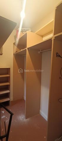 Voici une maison qui ne fait pas semblant : elle a du potentiel, du répondant, et elle attend quelqu’un qui n’a pas peur d’appuyer sur l’accélérateur. La cuisine s’ouvre sur le salon via une double porte battante en bois qui donne tout de suite le tempo : ici, on passe d’un espace à l’autre sans chichi, avec du mouvement et de la vie. Le salon est lumineux, le séjour modulable peut devenir une 3ᵉ chambre de 12 m², les deux chambres de 9 m² chacune, sont prêtes à être réinventées, le dressing reste un gros "atout séduction", et le garage complètent le tableau, la véranda tournée vers le jardin ajoute ce petit côté “bonus” qu’on adore. Le jardin clos, lui, n’attend que vos projets.

Oui, il y a du rafraîchissement à prévoir et les huisseries sont à changer. Mais la maison a déjà fait le plus dur : toiture neuve en bac acier et ardoises, isolation des rampants et combles refaite en 2024 (facture à l'appui), une base solide, saine, prête à encaisser vos envies sans broncher.

À 4–6 min des commerces, 8 min du centre commercial de Vineuil, 5–7 min à pied des lignes de bus Azalys, cette maison coche les cases essentielles sans jamais tomber dans le banal. C’est un bien qui a du caractère, qui a de l’énergie, qui ne demande qu’à être réveillé par quelqu’un qui aime les maisons avec une vraie personnalité.

Une maison qui ne cherche pas à plaire à tout le monde — seulement à ceux qui savent reconnaître une opportunité avec du punch.
Si cette maison éveille votre curiosité, contactez Blandine ALLOUIN au 06 73 33 04 75.