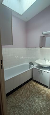 Voici une maison qui ne fait pas semblant : elle a du potentiel, du répondant, et elle attend quelqu’un qui n’a pas peur d’appuyer sur l’accélérateur. La cuisine s’ouvre sur le salon via une double porte battante en bois qui donne tout de suite le tempo : ici, on passe d’un espace à l’autre sans chichi, avec du mouvement et de la vie. Le salon est lumineux, le séjour modulable peut devenir une 3ᵉ chambre de 12 m², les deux chambres de 9 m² chacune, sont prêtes à être réinventées, le dressing reste un gros "atout séduction", et le garage complètent le tableau, la véranda tournée vers le jardin ajoute ce petit côté “bonus” qu’on adore. Le jardin clos, lui, n’attend que vos projets.

Oui, il y a du rafraîchissement à prévoir et les huisseries sont à changer. Mais la maison a déjà fait le plus dur : toiture neuve en bac acier et ardoises, isolation des rampants et combles refaite en 2024 (facture à l'appui), une base solide, saine, prête à encaisser vos envies sans broncher.

À 4–6 min des commerces, 8 min du centre commercial de Vineuil, 5–7 min à pied des lignes de bus Azalys, cette maison coche les cases essentielles sans jamais tomber dans le banal. C’est un bien qui a du caractère, qui a de l’énergie, qui ne demande qu’à être réveillé par quelqu’un qui aime les maisons avec une vraie personnalité.

Une maison qui ne cherche pas à plaire à tout le monde — seulement à ceux qui savent reconnaître une opportunité avec du punch.
Si cette maison éveille votre curiosité, contactez Blandine ALLOUIN au 06 73 33 04 75.