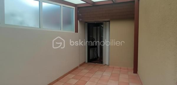 Voici une maison qui ne fait pas semblant : elle a du potentiel, du répondant, et elle attend quelqu’un qui n’a pas peur d’appuyer sur l’accélérateur. La cuisine s’ouvre sur le salon via une double porte battante en bois qui donne tout de suite le tempo : ici, on passe d’un espace à l’autre sans chichi, avec du mouvement et de la vie. Le salon est lumineux, le séjour modulable peut devenir une 3ᵉ chambre de 12 m², les deux chambres de 9 m² chacune, sont prêtes à être réinventées, le dressing reste un gros "atout séduction", et le garage complètent le tableau, la véranda tournée vers le jardin ajoute ce petit côté “bonus” qu’on adore. Le jardin clos, lui, n’attend que vos projets.

Oui, il y a du rafraîchissement à prévoir et les huisseries sont à changer. Mais la maison a déjà fait le plus dur : toiture neuve en bac acier et ardoises, isolation des rampants et combles refaite en 2024 (facture à l'appui), une base solide, saine, prête à encaisser vos envies sans broncher.

À 4–6 min des commerces, 8 min du centre commercial de Vineuil, 5–7 min à pied des lignes de bus Azalys, cette maison coche les cases essentielles sans jamais tomber dans le banal. C’est un bien qui a du caractère, qui a de l’énergie, qui ne demande qu’à être réveillé par quelqu’un qui aime les maisons avec une vraie personnalité.

Une maison qui ne cherche pas à plaire à tout le monde — seulement à ceux qui savent reconnaître une opportunité avec du punch.
Si cette maison éveille votre curiosité, contactez Blandine ALLOUIN au 06 73 33 04 75.